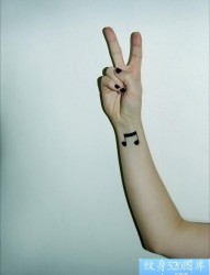 可爱的女人手臂手腕音符纹身图片图片写真