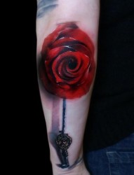 手臂玫瑰钥匙纹身图片