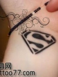 经典的手臂超人标志纹身图片