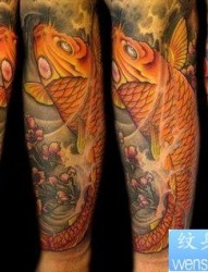 手臂彩色鲤鱼纹身图片