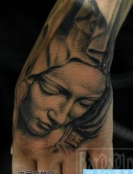 手背圣母肖像纹身图片
