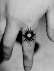 一幅手指图腾太阳纹身图片