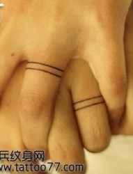 手指简单的戒指纹身图片