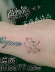 美女手部唯美潮流的字母莲花纹身图片