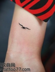 手臂可爱的图腾小鸟纹身图片
