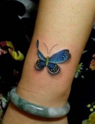 女人喜欢的手臂彩色蝴蝶纹身图片