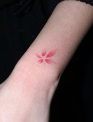 女孩子手臂好看的樱花纹身图片