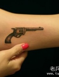 女孩子手臂小巧潮流的小手枪纹身图片