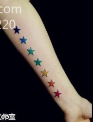 女孩子手臂彩色五角星纹身图片
