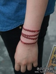 女孩子手臂流行的佛珠手链纹身图片
