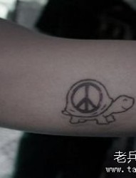 女孩子手臂可爱小乌龟反战标志纹身图片
