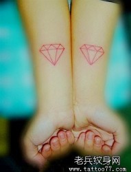女孩子手臂流行简洁的钻石纹身图片