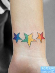 女孩子手腕小巧的彩色五角星纹身图片
