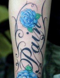 手臂一幅彩色玫瑰花与字母纹身图片