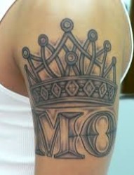 男人手臂帅气的皇冠字母纹身
