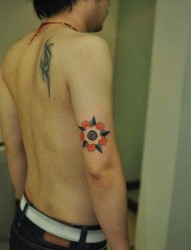 男人手臂好看的刺青花纹身图片