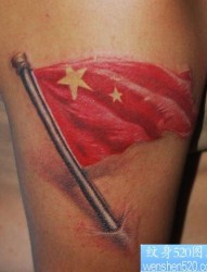 男生手臂一幅国旗五星红旗纹身图片