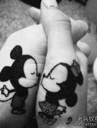 手部可爱的情侣米老鼠纹身图片