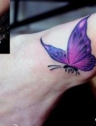 美女手腕处彩色小蝴蝶纹身图片