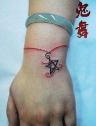 女人手腕处简单的五角星手链纹身图片