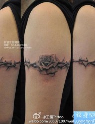 手臂好看经典的玫瑰花与荆条纹身图片