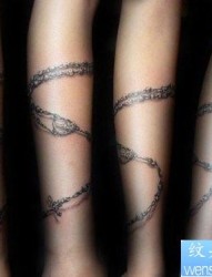 女人手臂精美潮流的手链纹身图片