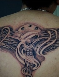 男士背部一款守护天使 纹身图案
