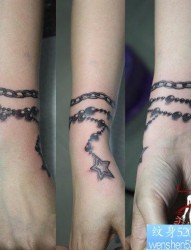 女人手腕处精美的五角星手链纹身图片