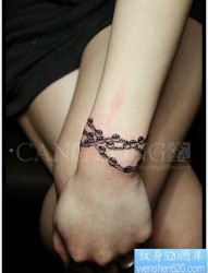 女人手腕精美漂亮的手链纹身图片