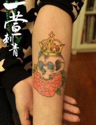 女人手臂好看的骷髅皇冠纹身图片