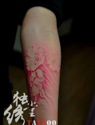 女人手臂漂亮的彩色罂粟花纹身图片
