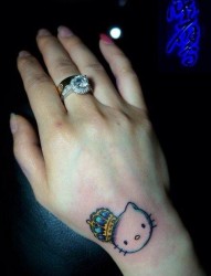 女人手腕可爱的猫咪与皇冠纹身图片