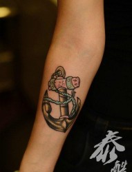 女人手臂时尚小巧的船锚纹身图片