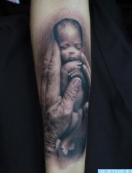 小臂上一幅可爱的婴儿纹身作品