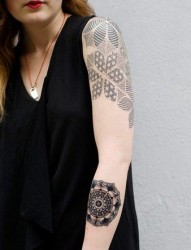 女性手臂图腾纹身