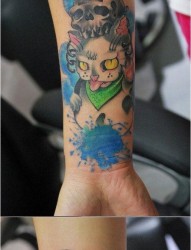 女人手腕时尚可爱的招财猫纹身图片