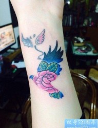 女人小手臂小鸟玫瑰花纹身图片