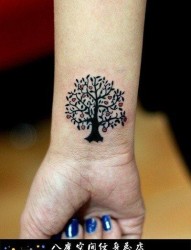 女人手腕小巧精美的小树纹身图片