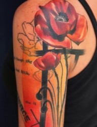 女性大臂上漂亮的花朵纹身