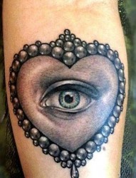 老板纹身推荐一幅爱心眼睛纹身图片