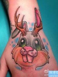 手背上的一幅可爱兔子纹身