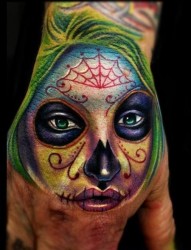 手背上一幅彩色的死亡女郎纹身图片