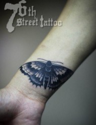 手腕时尚唯美的黑白蝴蝶纹身图片