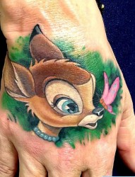 手背上一幅可爱的梅花鹿纹身图片