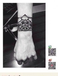 手臂潮流精美的图腾花卉纹身图片