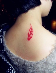 女性肩部火焰刺青