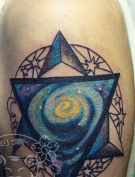 纹身520图库推荐一幅手臂星空纹身图片