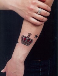 一组彩色手腕皇冠字母纹身图片由纹身520图库推荐