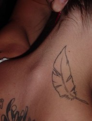 女性肩部简单的羽毛纹身