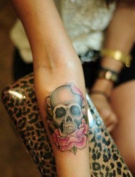 一幅手臂骷髅头玫瑰花纹身图片由纹身520图库推荐